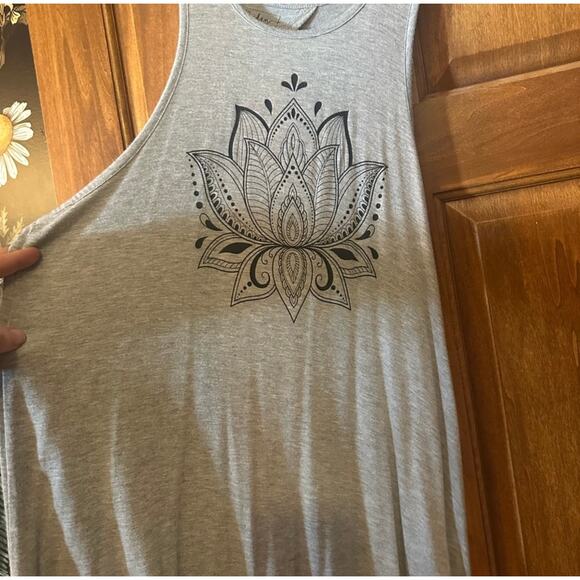 Bundle of 5 Graphic & Yoga tanks- Sz L & M - Picture 2 of 8